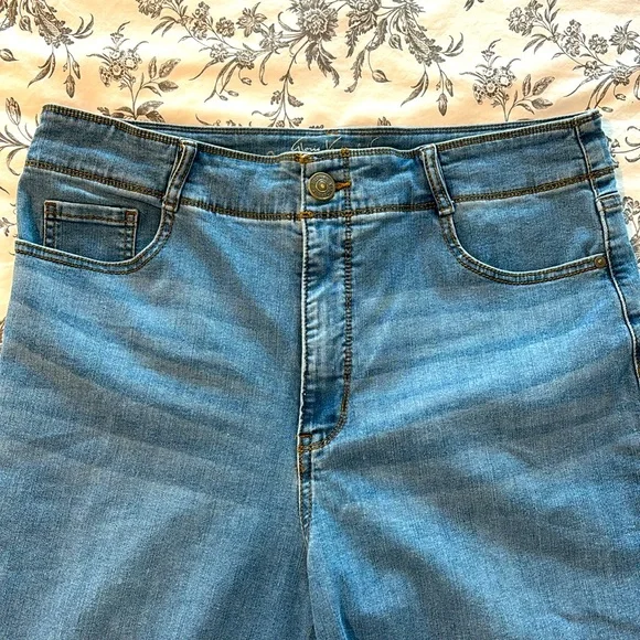 Gloria Vanderbilt Tummy Control Wide Leg Cropped Jeans; Size 14 - Picture 4 of 6